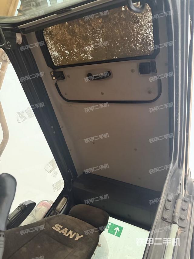 行走控制手柄和踏板?俯拍（駕駛室部分）