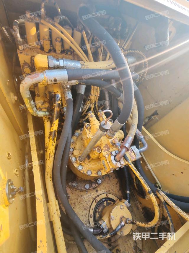 回转马达和主控阀（整机外观）