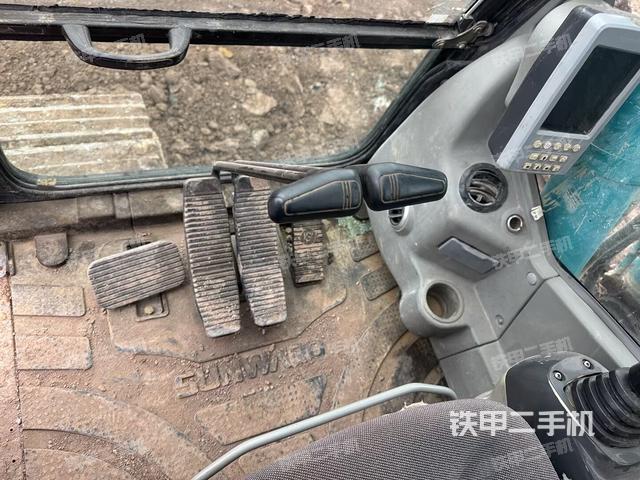 行走控制手柄和踏板 俯拍（驾驶室部分）