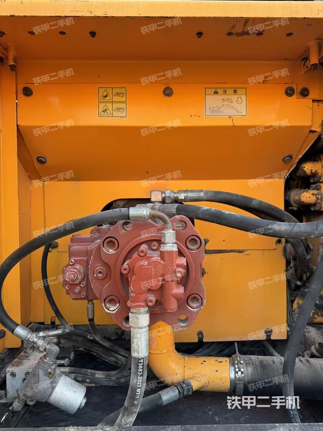 液压泵舱室正面整体（整机外观）