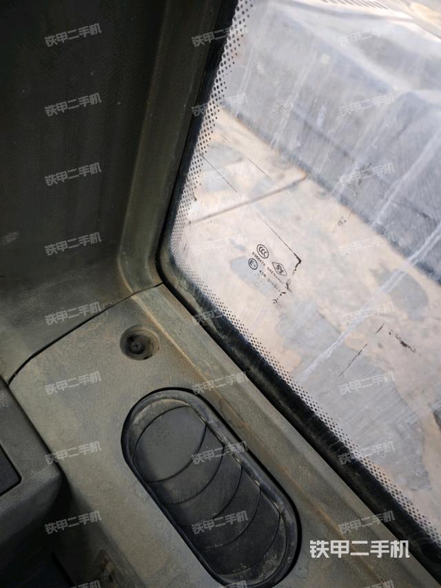 后窗玻璃角標（駕駛室部分）