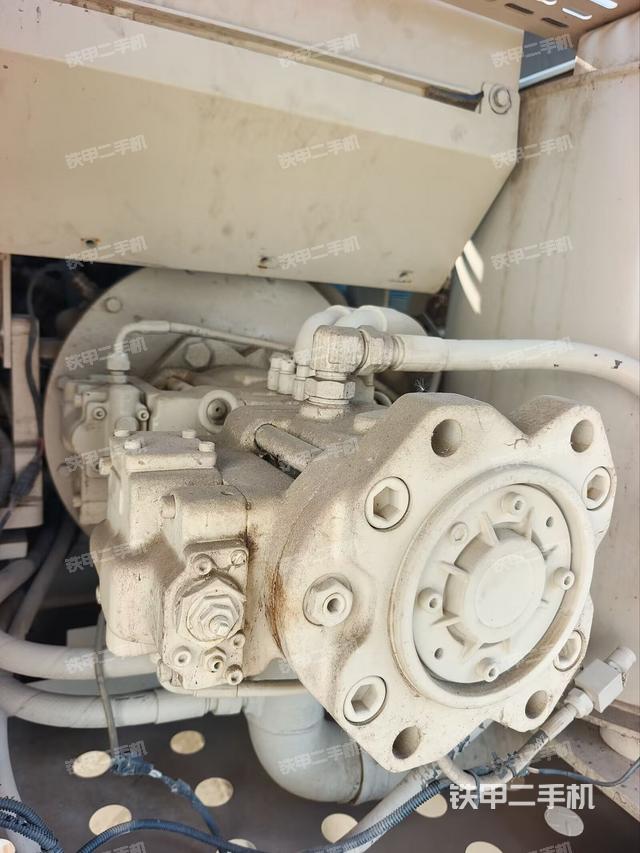 液压泵舱室正面整体（整机外观）