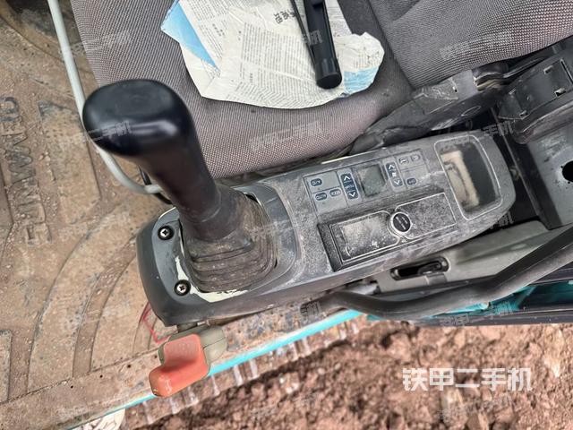 座椅左侧控制台/音响/含左手柄（驾驶室部分）