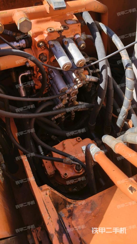 回转马达和主控阀（整机外观）