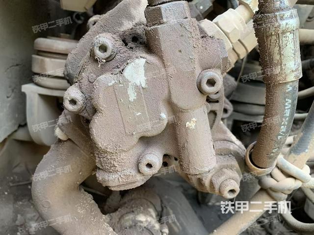 液压泵舱室正面整体（整机外观）