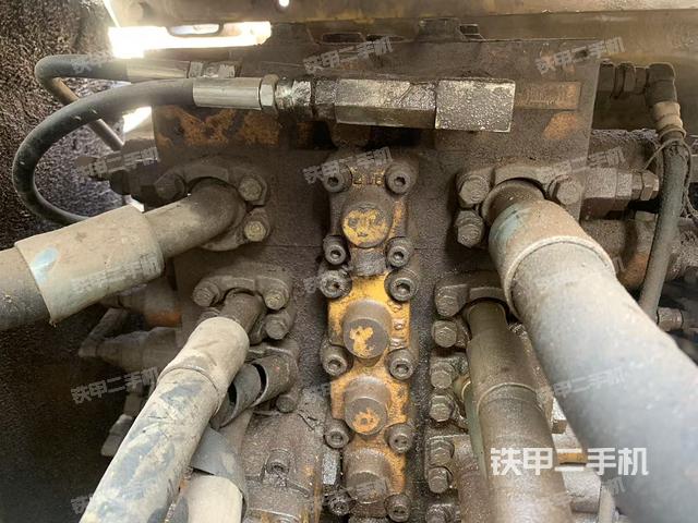 回转马达和主控阀（整机外观）