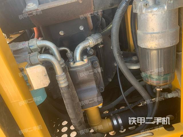 液压泵舱室正面整体（整机外观）