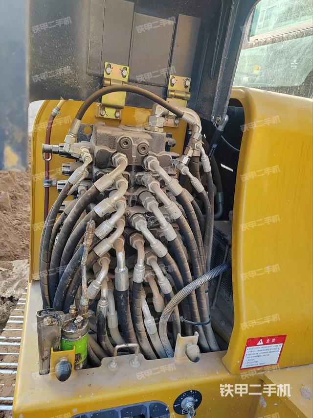 回轉馬達和主控閥（整機外觀）