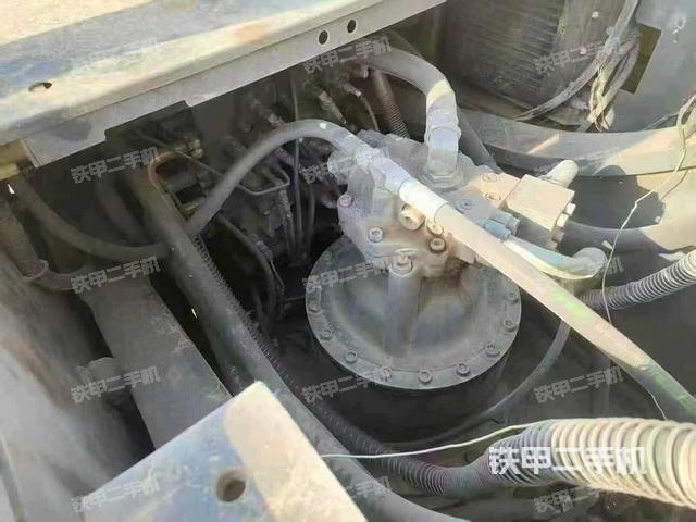 回轉(zhuǎn)馬達(dá)和主控閥（整機(jī)外觀）