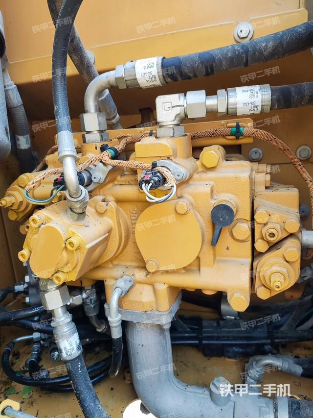 液压泵舱室正面整体（整机外观）