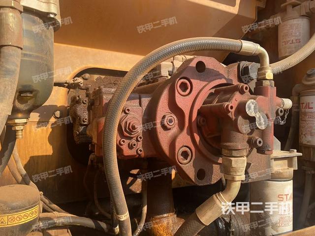 液压泵舱室正面整体（整机外观）