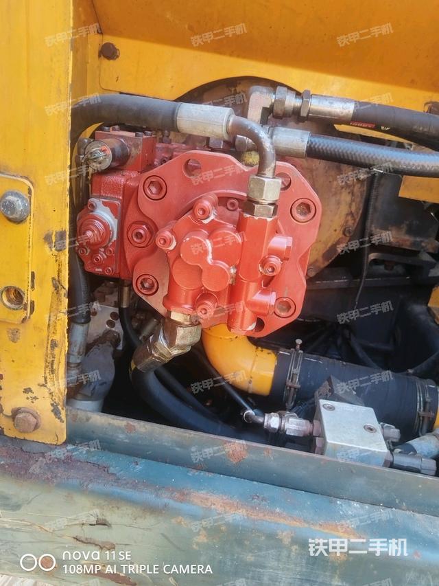 液压泵舱室正面整体（整机外观）