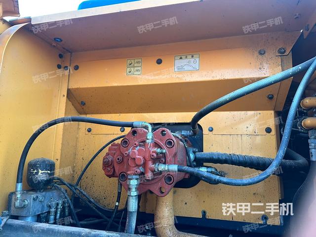 液壓泵艙室正面整體（整機外觀）