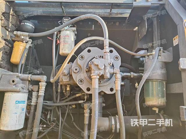 液壓泵艙室正面整體（整機(jī)外觀）