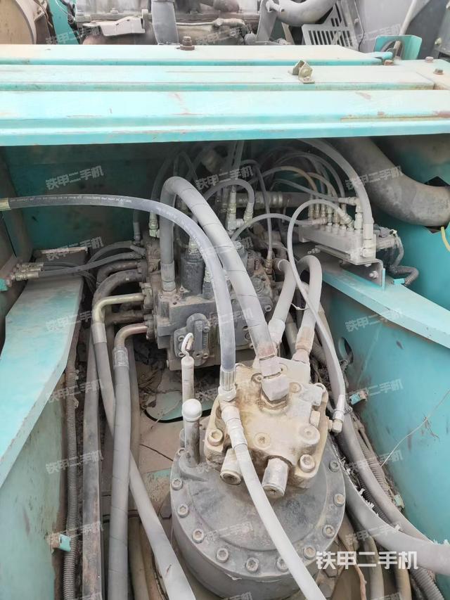 回转马达和主控阀（整机外观）