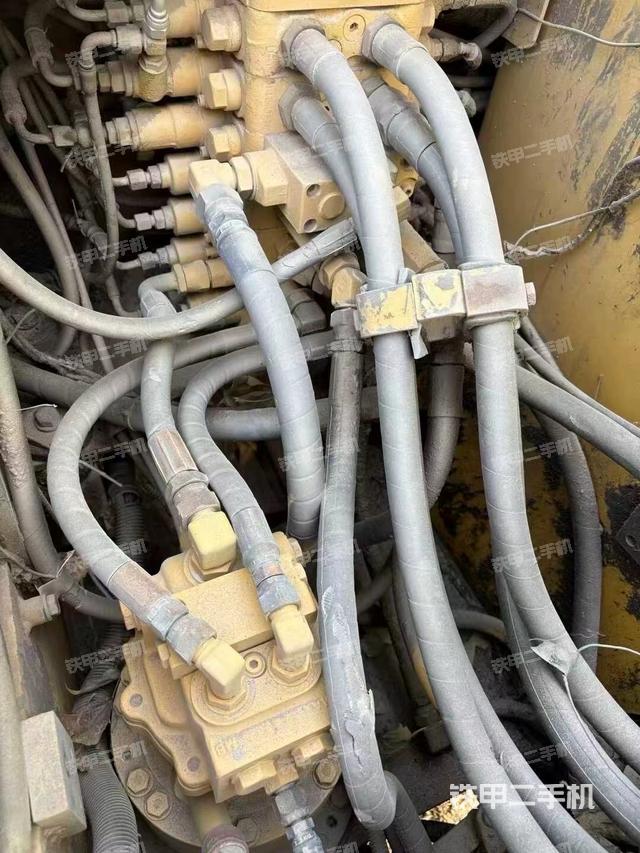 回轉(zhuǎn)馬達(dá)和主控閥（整機(jī)外觀）