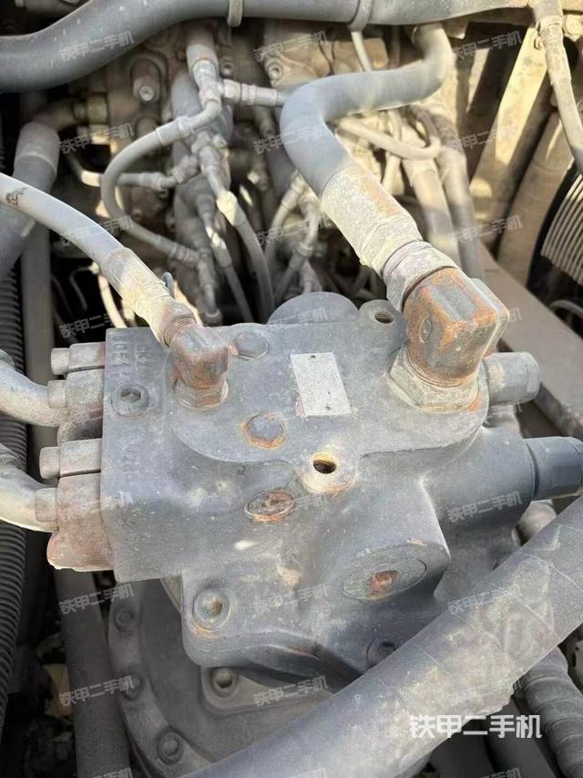 回转马达和主控阀（整机外观）