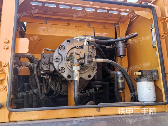 液压泵舱室正面整体（整机外观）