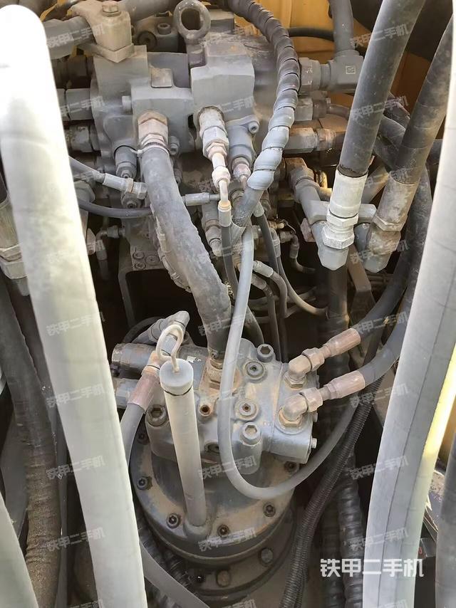 回转马达和主控阀（整机外观）