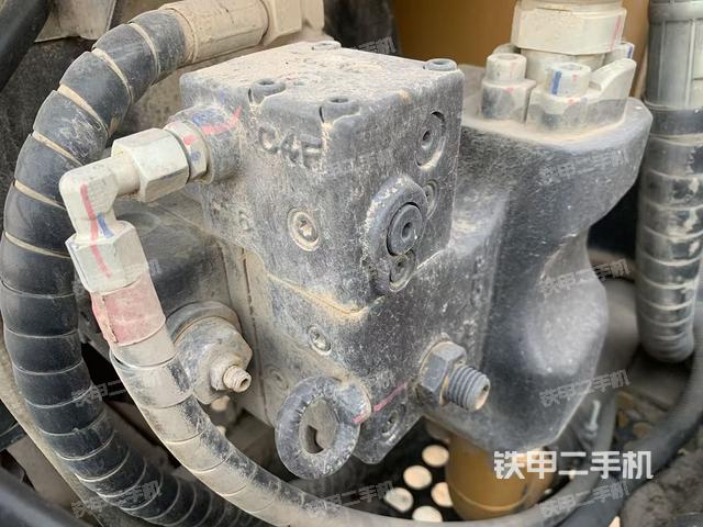 液压泵舱室正面整体（整机外观）