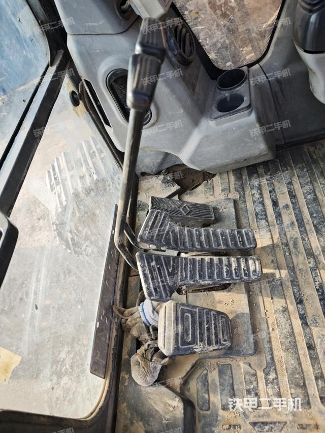 行走控制手柄和踏板?俯拍（駕駛室部分）