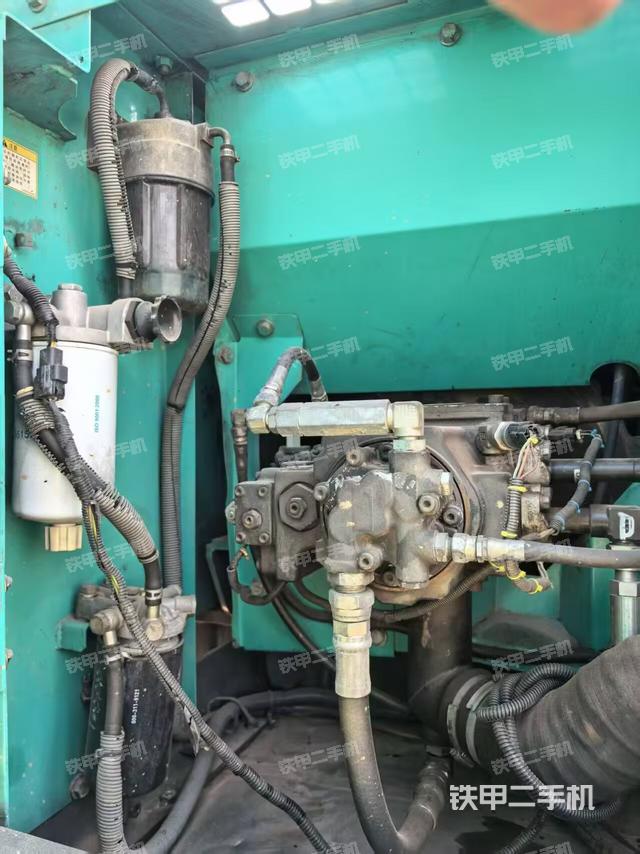 液壓泵艙室正面整體（整機外觀）