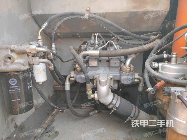 液压泵舱室正面整体（整机外观）