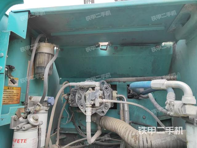 液压泵舱室正面整体（整机外观）