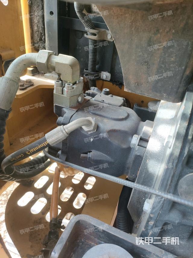 液压泵舱室正面整体（整机外观）