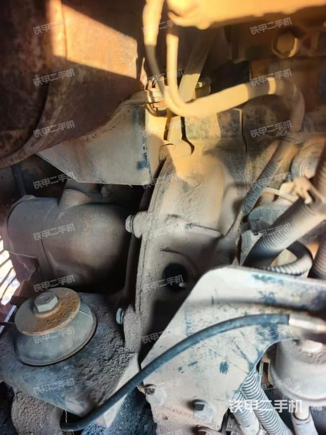 液壓泵艙室正面整體（整機外觀）