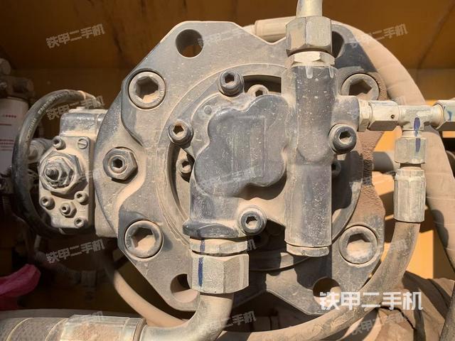 液压泵舱室正面整体（整机外观）