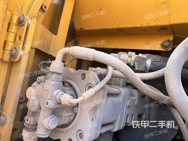 液压泵舱室正面整体（整机外观）