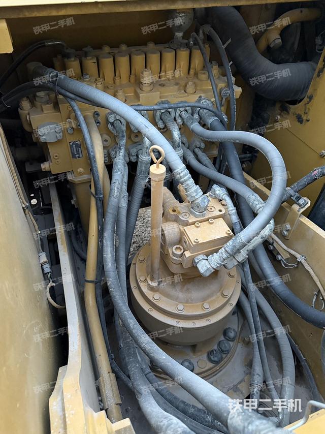 回转马达和主控阀（整机外观）