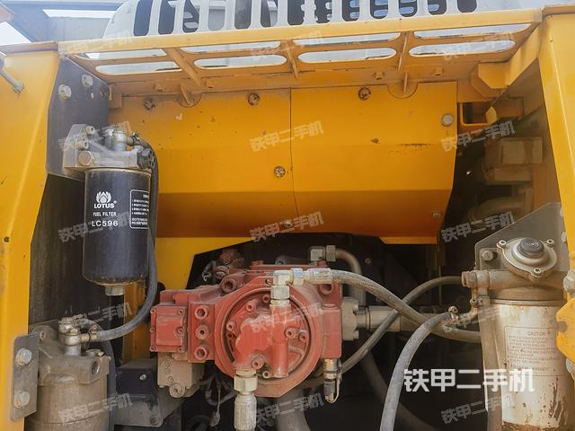 液压泵舱室正面整体（整机外观）