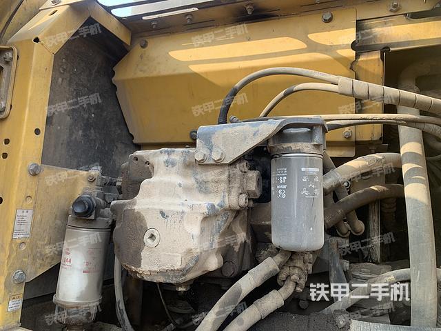 液压泵舱室正面整体（整机外观）