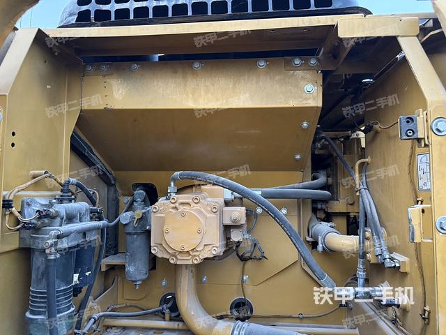 液压泵舱室正面整体（整机外观）