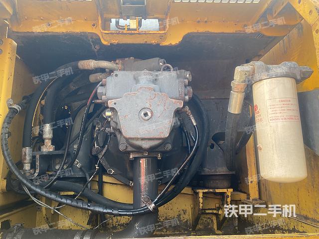 液压泵舱室正面整体（整机外观）