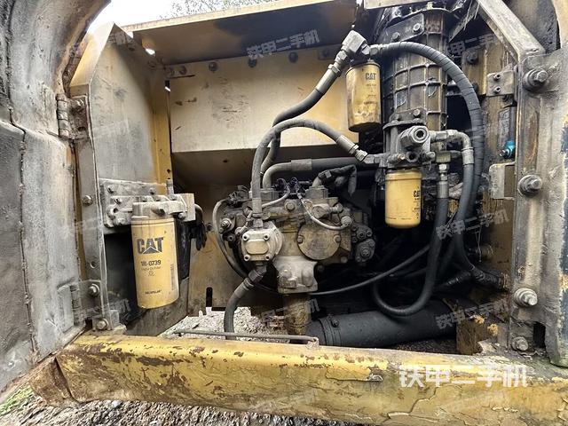 液压泵舱室正面整体（整机外观）