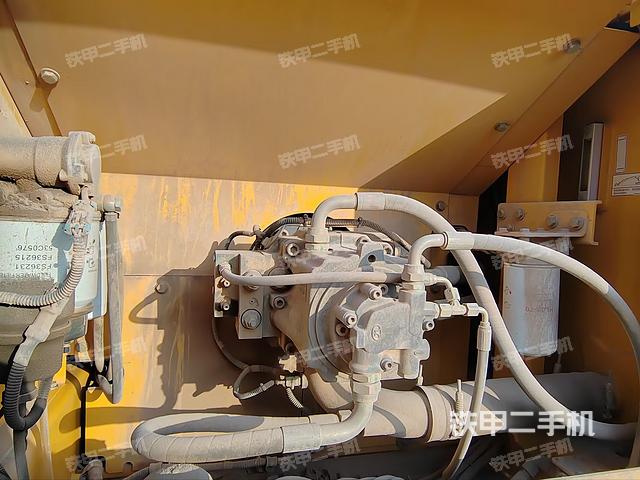 液壓泵艙室正面整體（整機外觀）