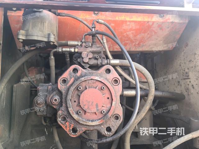 液压泵舱室正面整体（整机外观）