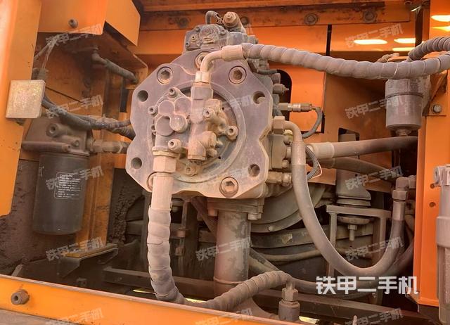 液压泵舱室正面整体（整机外观）