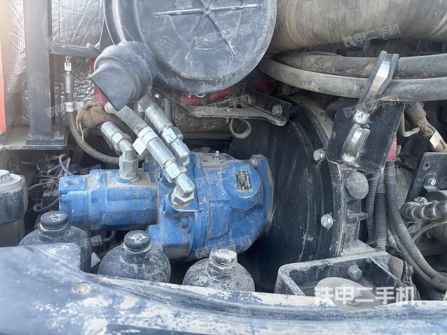 液压泵舱室正面整体（整机外观）