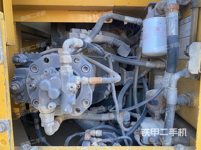 液压泵舱室正面整体（整机外观）