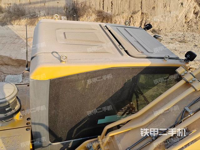 駕駛室頂部（整機外觀）