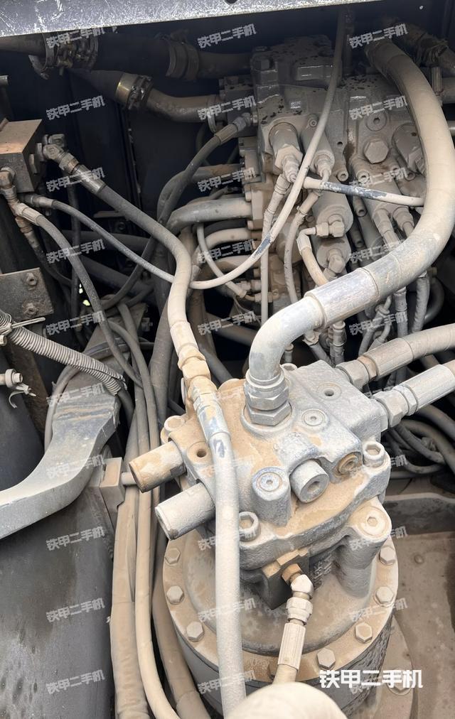 回转马达和主控阀（整机外观）