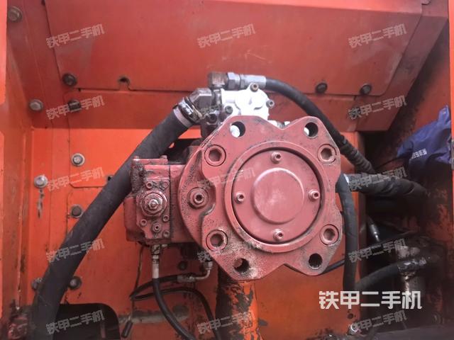 液压泵舱室正面整体（整机外观）