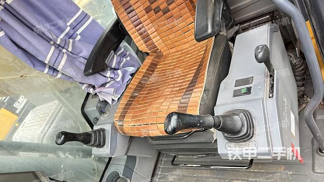 座椅左侧控制台/音响/含左手柄（驾驶室部分）