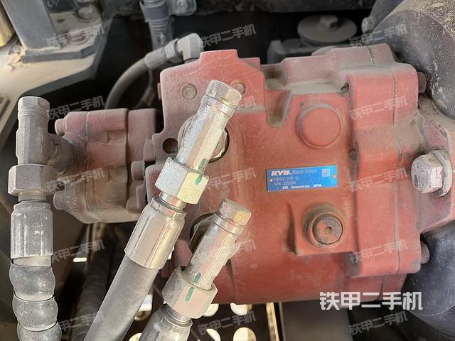 液压泵舱室正面整体（整机外观）