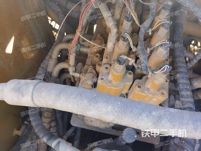 回转马达和主控阀（整机外观）