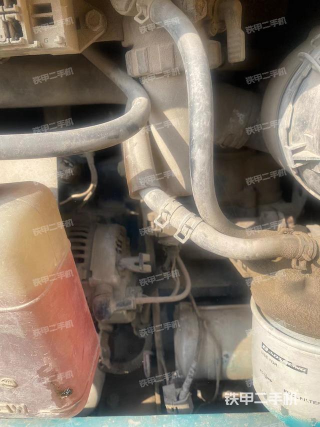 液压泵舱室正面整体（整机外观）